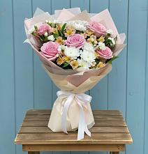 Букет цветов из:  Гвоздики, Орхидеи и Розы в Красном Логе