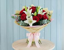 Букет цветов из:  Лилии и Розы в Красном Логе