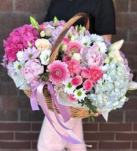 Цветочная композиция из Розы, Хризантемы, Пионы и Лизиантусы в корзине в Красном Логе