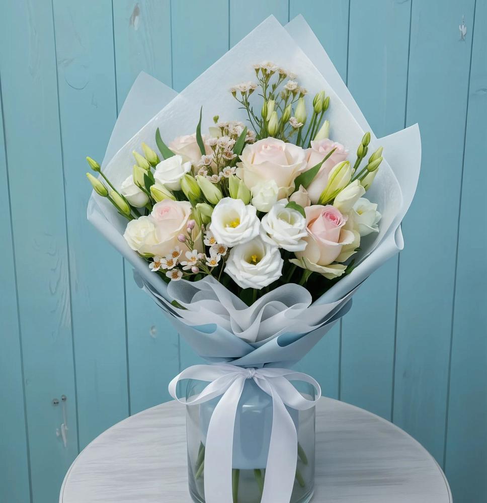 Букет цветов из: Розы и Лизиантусы в Красном Логе