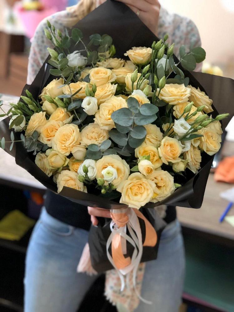 Букет цветов из: Розы и Лизиантусы в Красном Логе