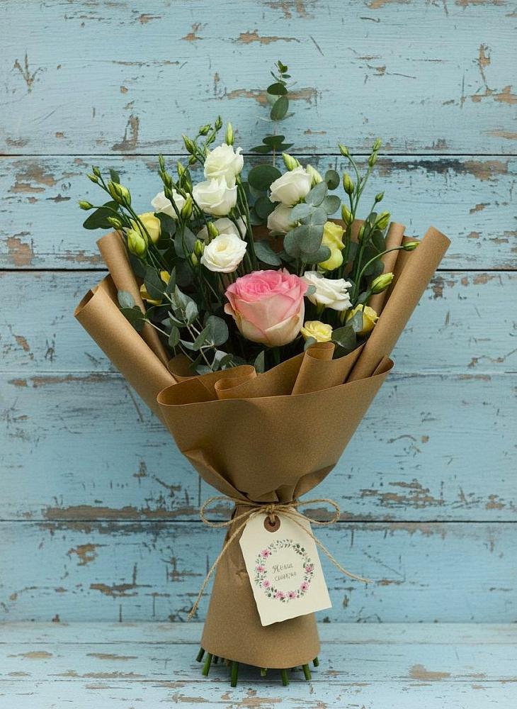 Букет цветов из: Розы и Лизиантусы в Красном Логе