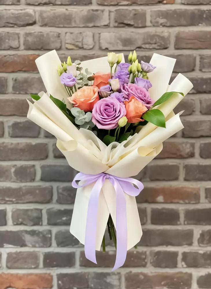 Букет цветов из: Лизиантусы и Розы в Красном Логе