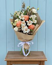 Букет цветов из:  Альстромерии, Лизиантусы, Розы и Хризантемы в Красном Логе