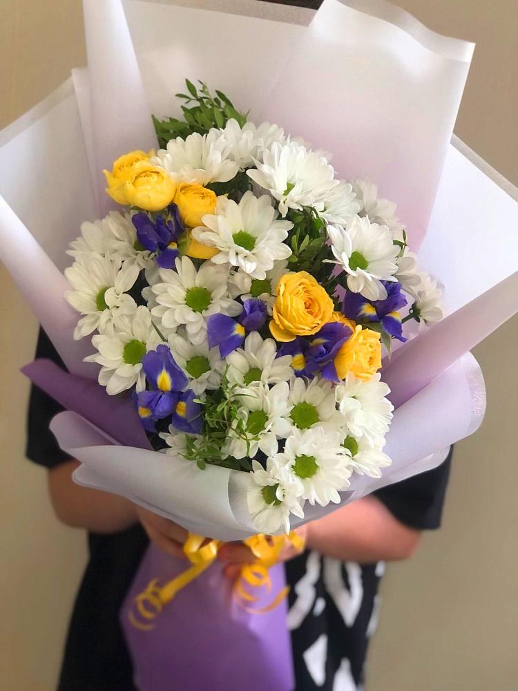 Букет цветов из: Ирисы, Хризантемы и Розы в Красном Логе