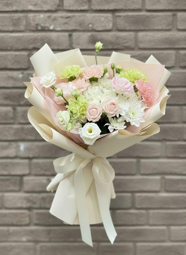 Букет цветов из: Гвоздики, Розы, Лизиантусы и Хризантемы в Красном Логе