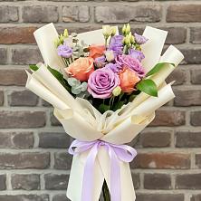 Букет цветов из:  Лизиантусы и Розы в Красном Логе