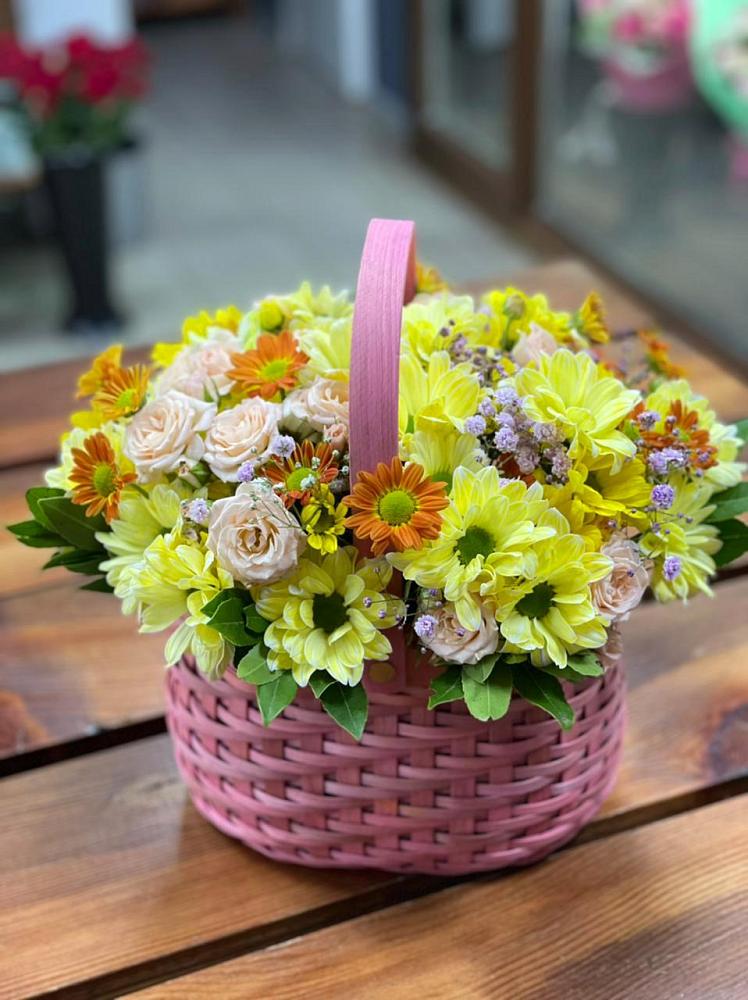 Цветочная композиция из Хризантемы и Розы в корзине в Красном Логе