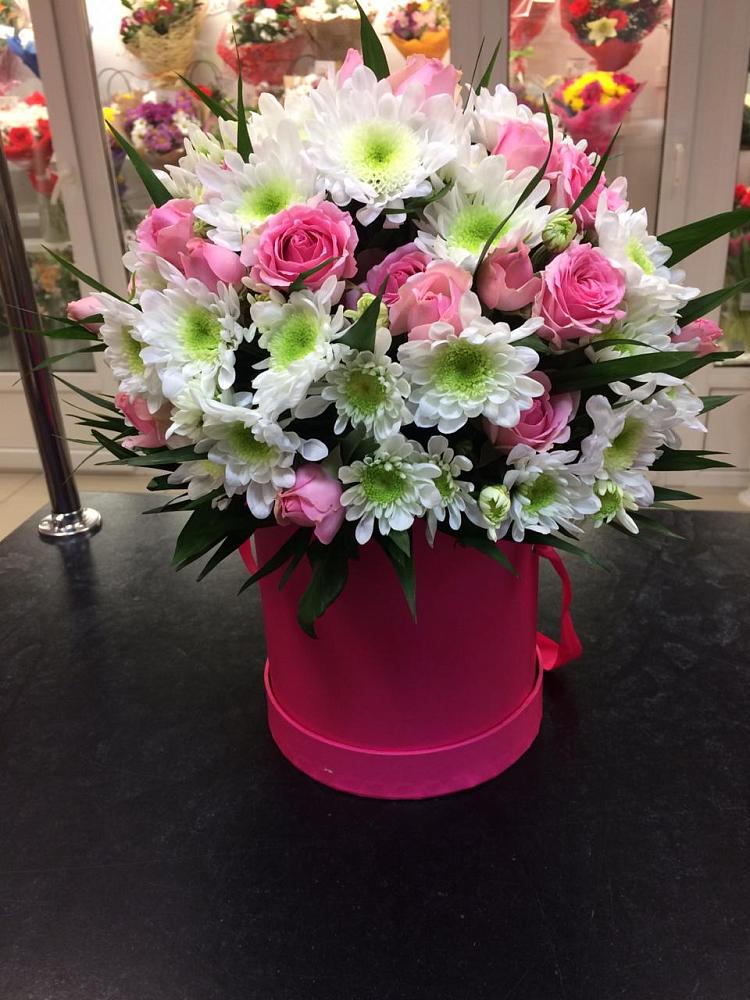 Цветочная композиция из Розы и Хризантемы в шляпной коробке в Красном Логе