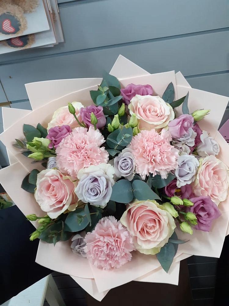 Букет цветов из: Розы, Гвоздики и Лизиантусы в Красном Логе