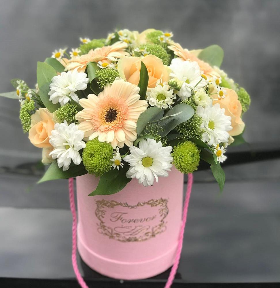 Цветочная композиция из Розы, Герберы и Хризантемы в шляпной коробке в Красном Логе