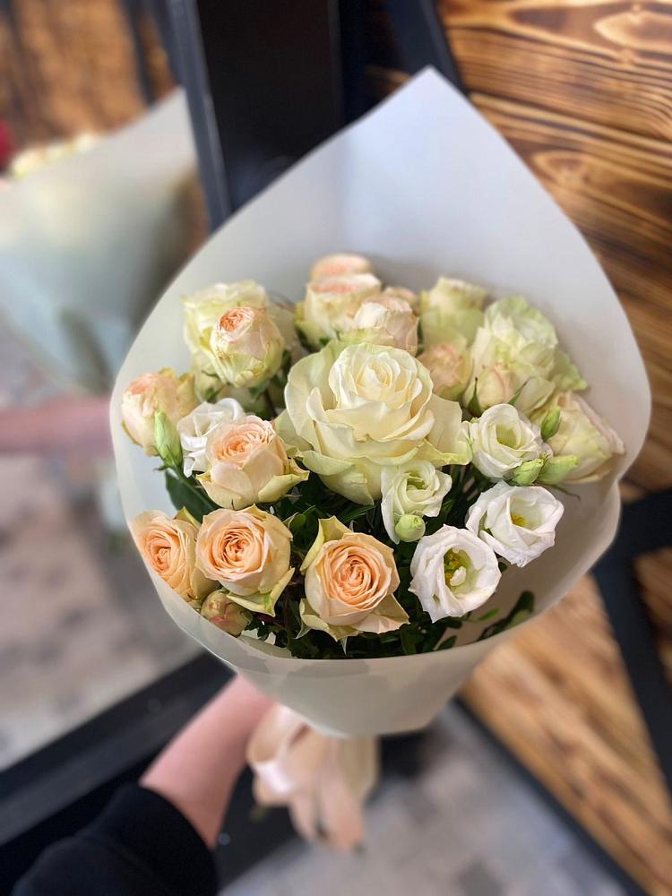 Букет цветов из: Розы и Лизиантусы в Красном Логе