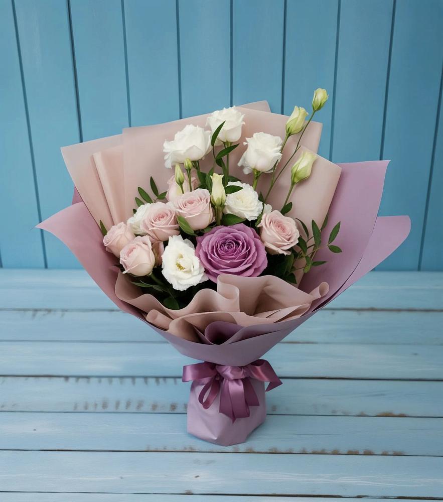 Букет цветов из: Розы и Лизиантусы в Красном Логе